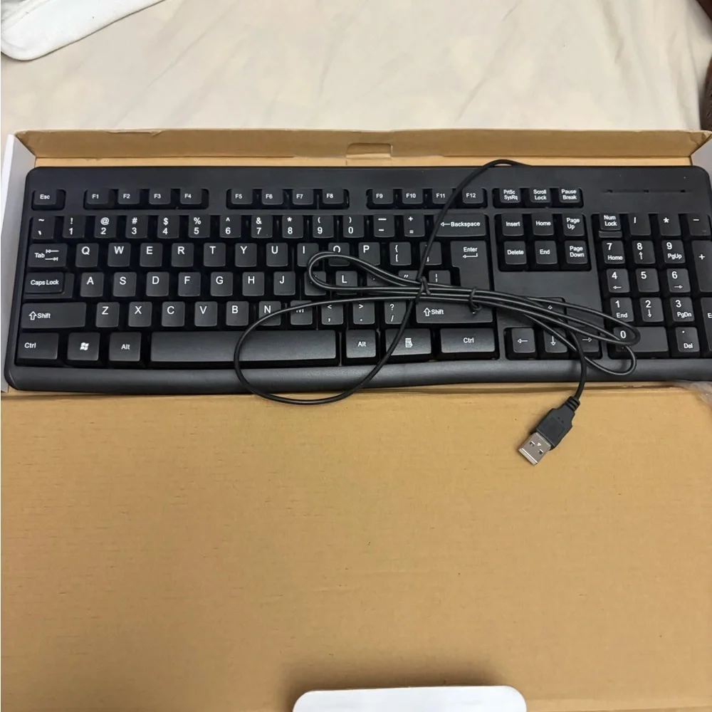 Black USB Wired Keyboard - Picture 2 of 4
